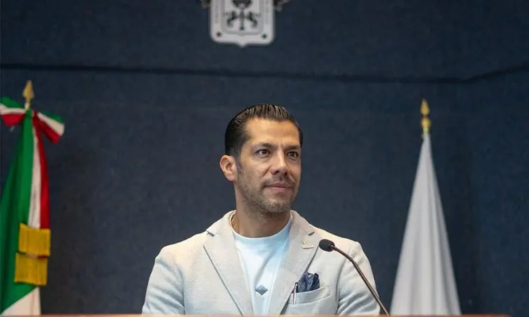 Luis Villagrán Recibiendo premio